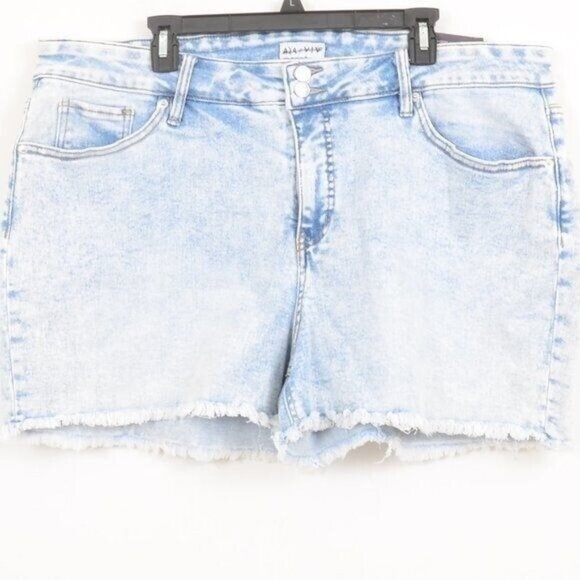 NWT Ava & Viv Cut-Off Plus Sizes Mid-Rise Midi Jean Lightwash Shorts - Picture 2 of 4